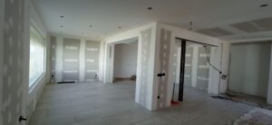 Habitación con otra habitación en medio con entrada abierta